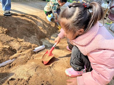中班下学期生活花絮（小沙池游戏）