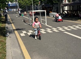 中班下学期生活花絮（骑小车）