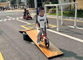 中班下学期生活花絮（骑行区游戏）