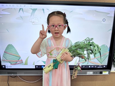小班下学期生活花絮《端午活动》