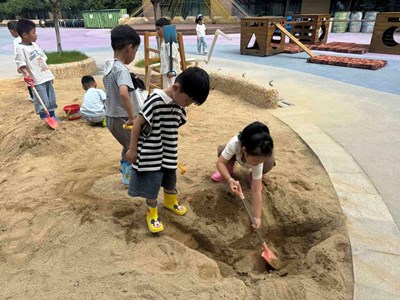 中班下学期生活花絮（沙水游戏）
